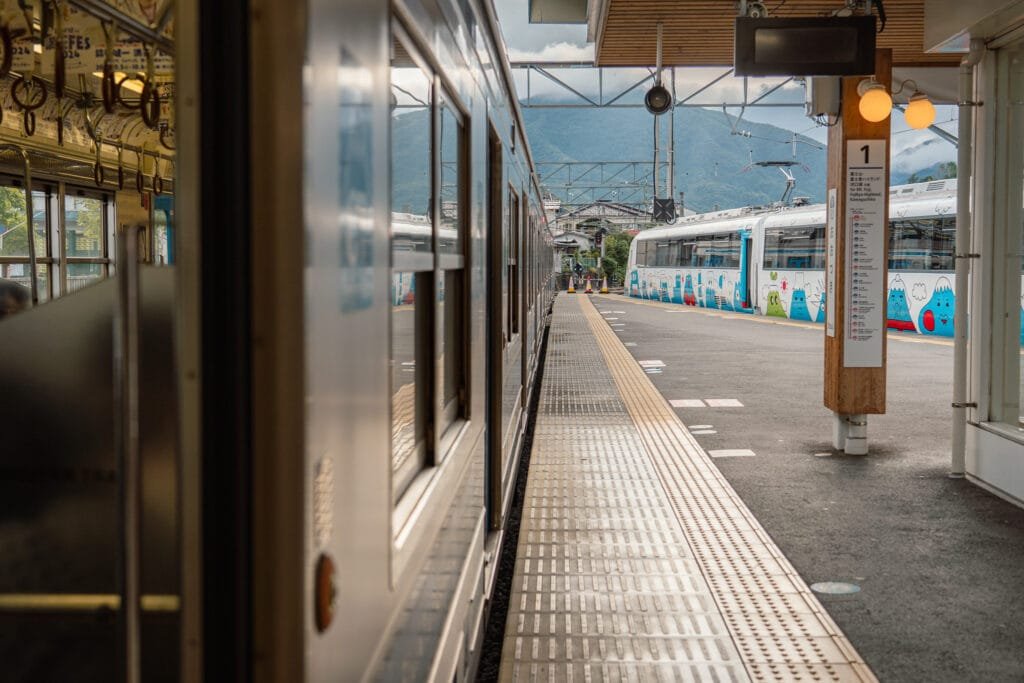 Sur le quai Japon a Fujikawaguchiko
