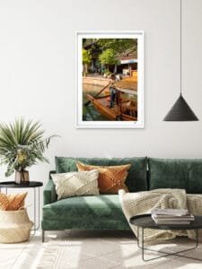 Photo mis dans un cadre avec canapé et déco