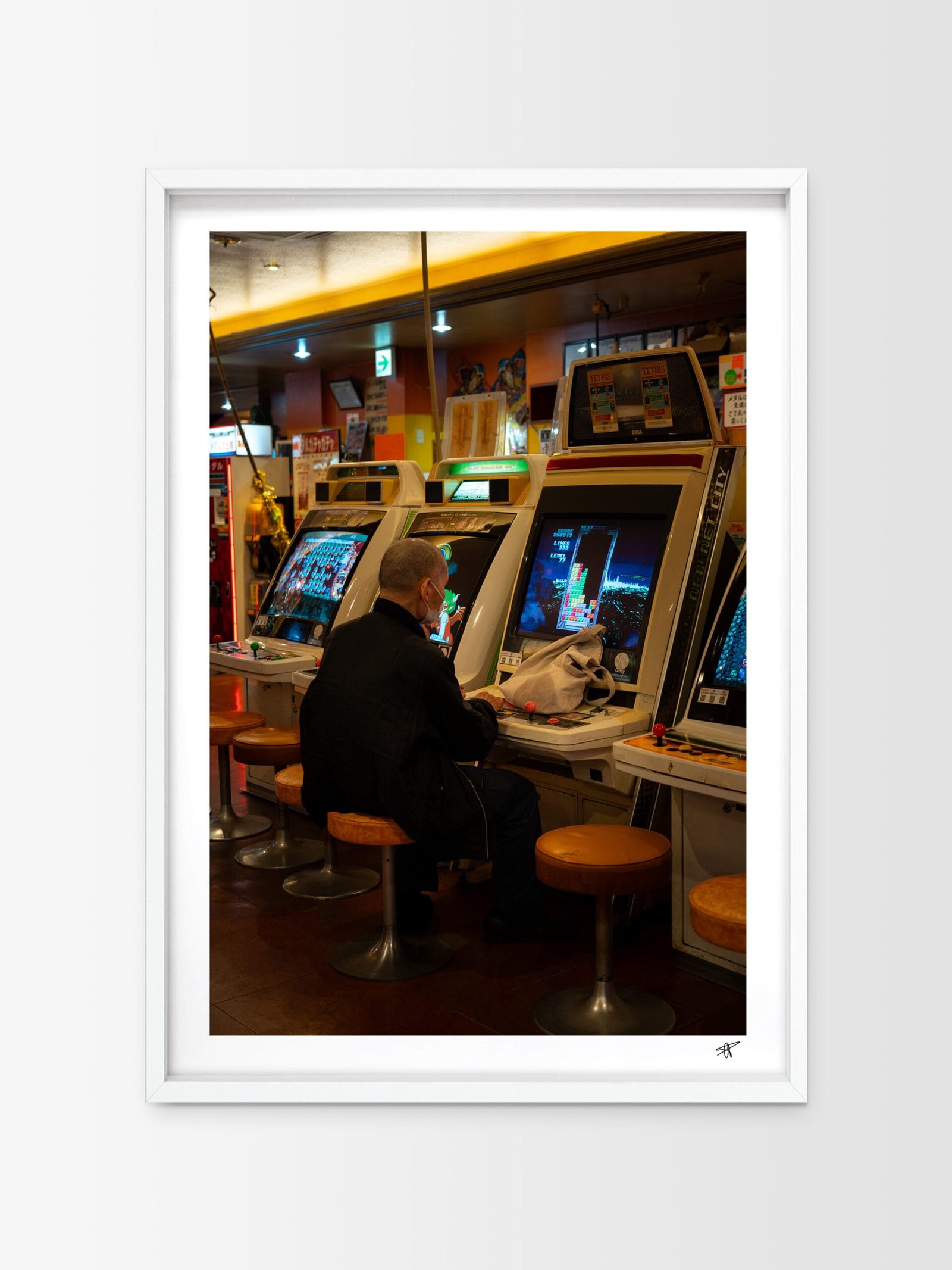 Vieille homme jouant à un jeu rétro