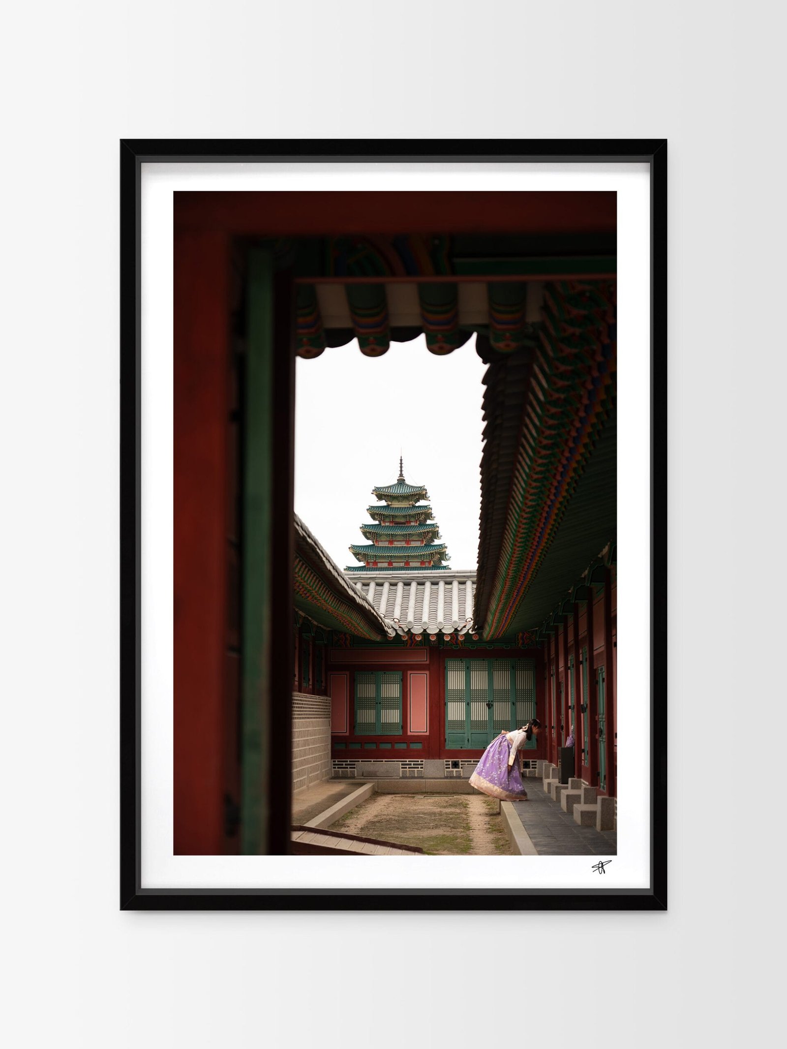 Femme faisant une prière au temple de Gyeongbokgung à Seoul