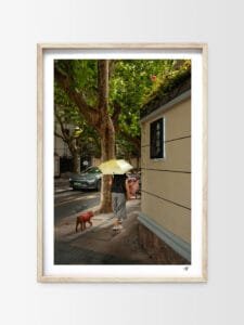 Femme qui promène son chien dans les rues de Shanghai