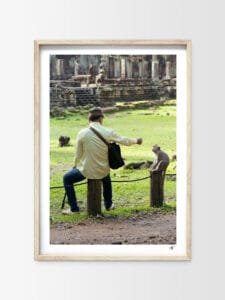 Un homme jouant avec un singe