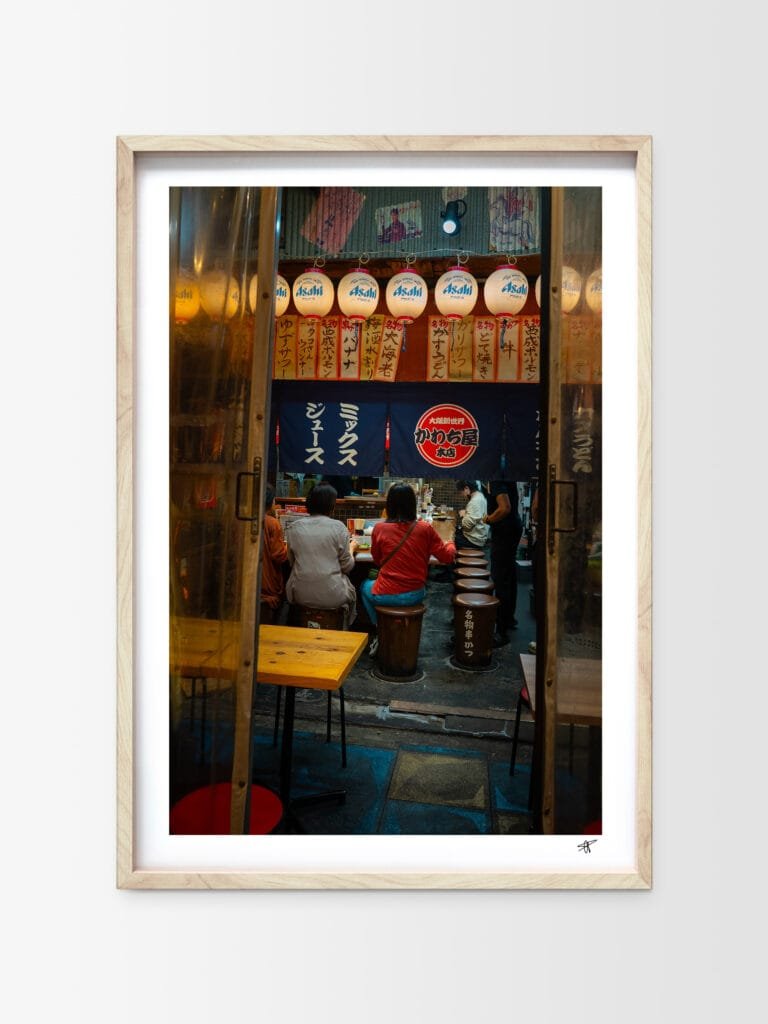Des personnes qui mangent un restaurant typique japonais à Osaka