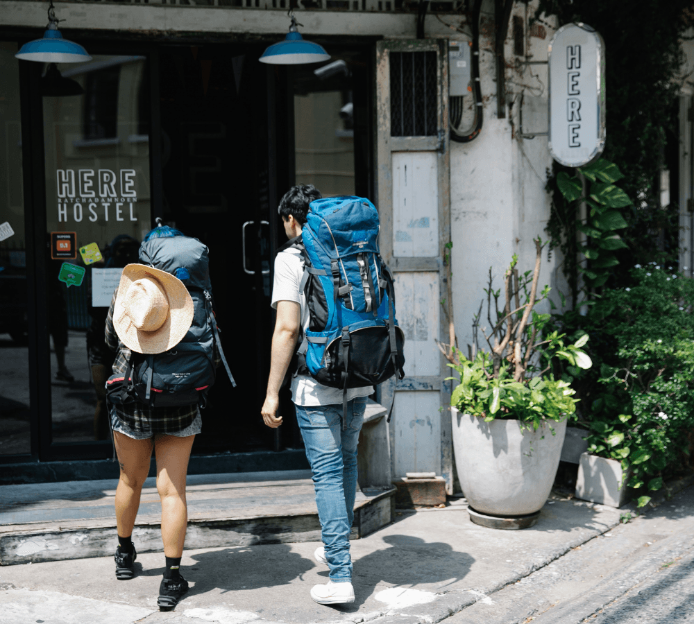 2 backpackers vers un hôtel