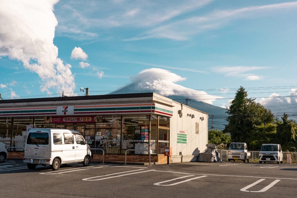 Fujisan derrière le 7 eleven