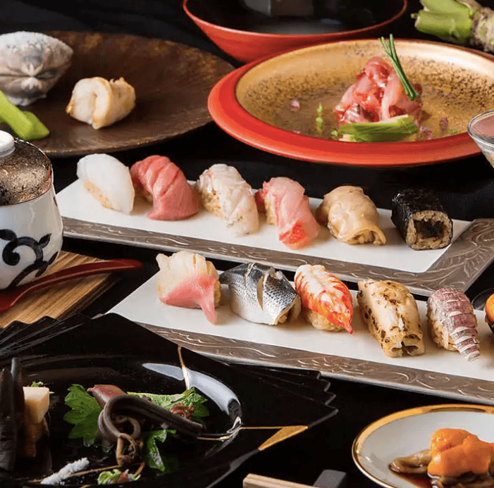 Sushi sur des plateaux