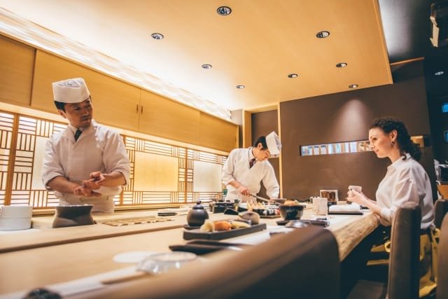 Restaurant de Sushi au comptoir