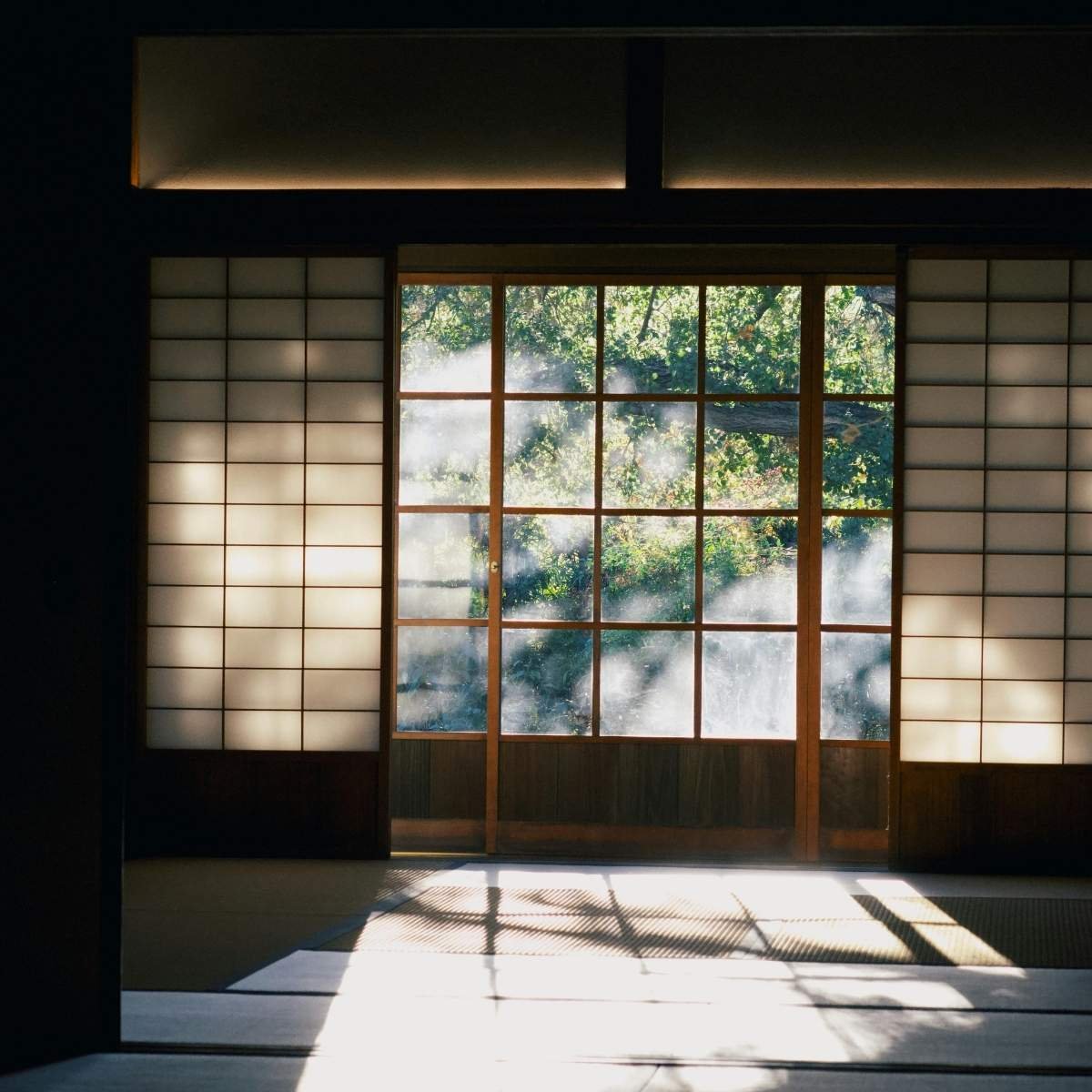 vue sur le jardin d'un ryokan